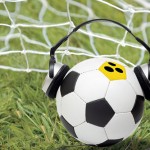Fussball mit Kopfhörer und Blindenschleife; Copyright: shutterstock, Montage: E & L; 