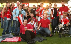 Fans mit und ohne Behinderung beim Schlagerspiel Österreich - Deutschland.