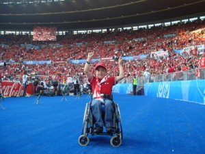 Ein junger oberösterreichischer Fan im Rollstuhl 