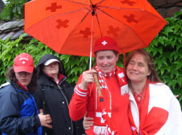 Fans mit Regenschirm