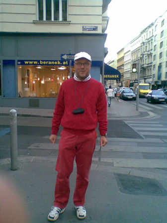 Daniele Marano in rot-weiß-rotem Outfit