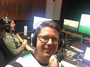 Kommentatorin Anna Lallitsch und Kommentator Johannes Karner audiodeskribieren die Frauen-Fußball-Europameisterschaft im ORF-Studio für blinde und sehbehinderte Frauenfußballfans
