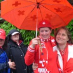 Fans mit Regenschirm